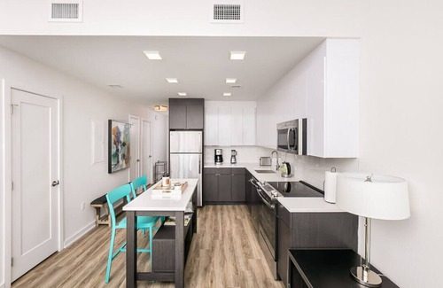 Fells Point Apartamento | 2BR/2BA Elegant Luxury Suite With Gym & Pool By ENVITAE