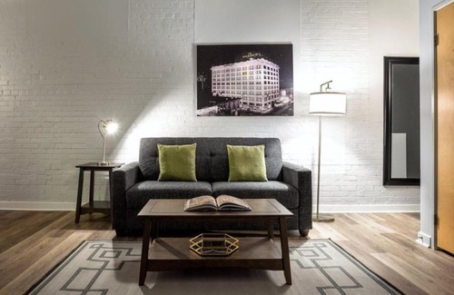 Mile Square Apartamento | 2BR 2BA In The Block by CozySuites!