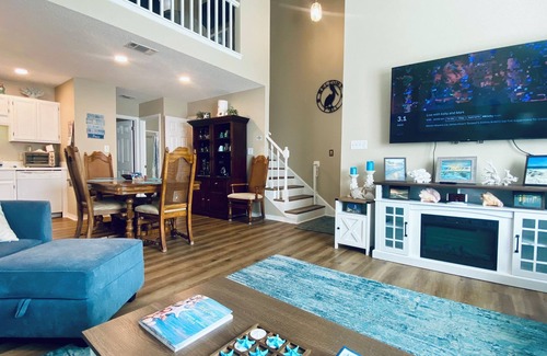 Pensacola Casa | 2BR, 2BA Townhouse w/loft in Gulf Breeze just 5 minutes to Pensacola Beach!