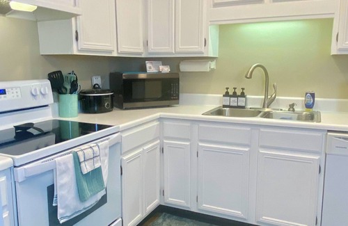 Pensacola Casa | 2BR, 2BA Townhouse w/loft in Gulf Breeze just 5 minutes to Pensacola Beach!