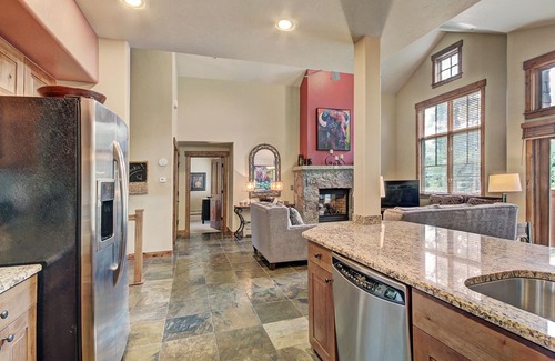 Breckenridge Condominio | 2br 2ba Winter Walk To Historic Downtown + Gondola 2 Bedroom Townhouse by RedAwning