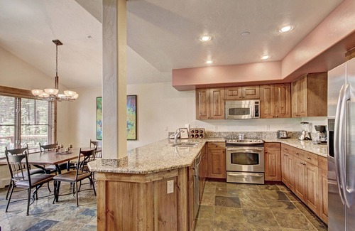 Breckenridge Condominio | 2br 2ba Winter Walk To Historic Downtown + Gondola 2 Bedroom Townhouse by RedAwning
