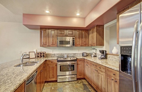 Breckenridge Condominio | 2br 2ba Winter Walk To Historic Downtown + Gondola 2 Bedroom Townhouse by RedAwning