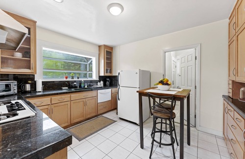 Sunnyside Casa | FREE PARKING+ Living Room, 2 Queen Beds & 2 Baths.