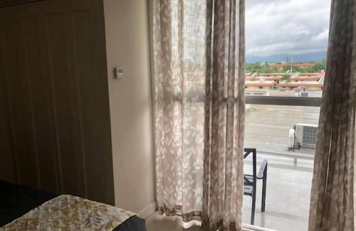 Portmore Apartamento | 2BR 2Bth: XL Balcony, 3 beds-Sleeps 5, Adult & Kiddie Pools, 24-hour security