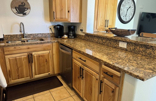 Mesquite Condominio | ¡NUEVO LISTADO! 2BR + 2 baños completos, unidad final, planta baja, vista espectacular!