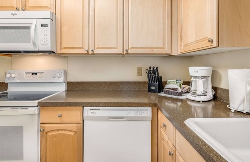 Kihei Condominio | 2BR Apt near Kam 1 Beach, Pool, Hot Tub, Gym