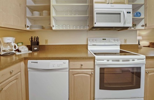 Kihei Condominio | 2BR Apt near Kam 1 Beach, Pool, Hot Tub, Gym