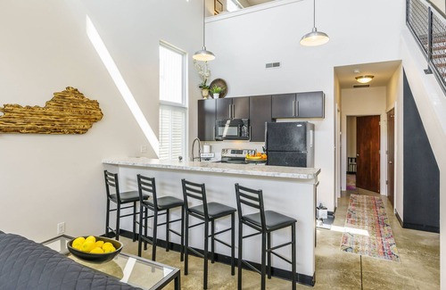 Lexington Casa | 2BR Central Loft w/ Garage, near NCR & Downtown