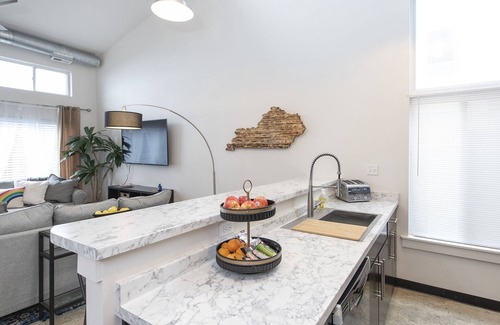 Lexington Casa | 2BR Central Loft w/ Garage, near NCR & Downtown