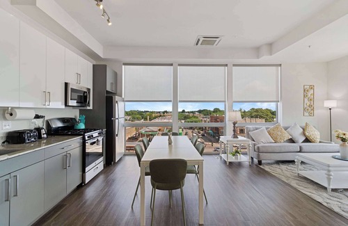 Palmer Square Apartamento | 2BR City Loft: Sweeping Glass Views