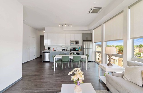 Palmer Square Apartamento | 2BR City Loft: Sweeping Glass Views