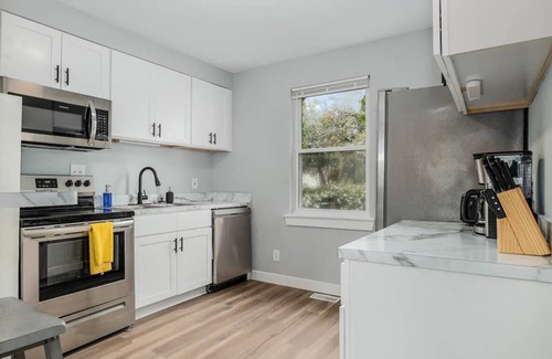 Cottage Line Apartamento | 2BR Coastal Retreat | Beach | Pool