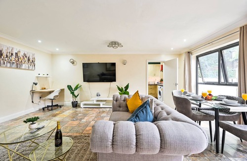 Forest Gate Apartamento | 2BR Contractor Stay | WiFi, Parking | 25% Monthly