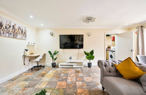 Forest Gate Apartamento | 2BR Contractor Stay | WiFi, Parking | 25% Monthly