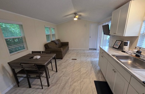 Gatlinburg - Pigeon Forge Alquiler De RV | 2BR Cottage Getaway in Pigeon Forge