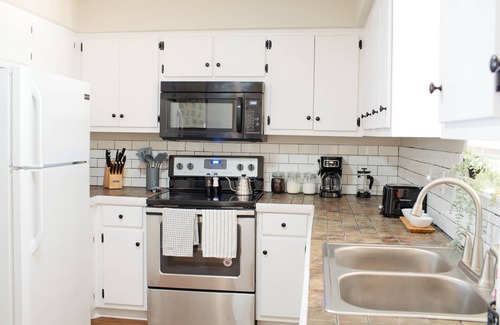 Mobile Apartamento | 2BR Cozy Getaway Near MOB