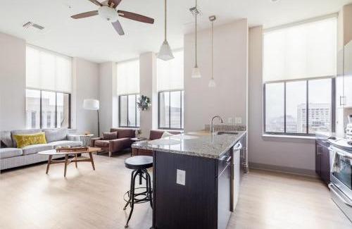 Downtown Baltimore Apartamento | 2BR Distinguished Apartment Rooftop Deck & Gym
