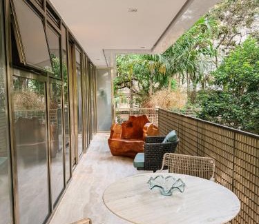 Leblon Apartamento | 2BR Heart of Leblon with Balcony, Renovated Gem
