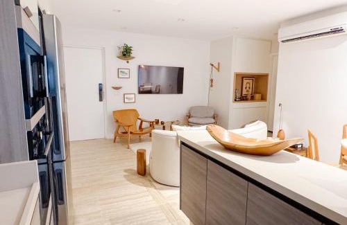 Leblon Apartamento | 2BR Heart of Leblon with Balcony, Renovated Gem