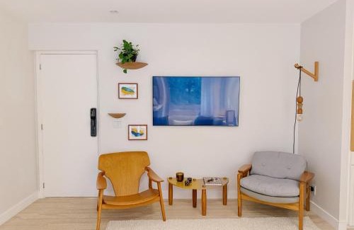 Leblon Apartamento | 2BR Heart of Leblon with Balcony, Renovated Gem