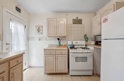 Historic Downtown Savannah Casa | 2BR Historic & Walkable Duplex near Forsyth Park