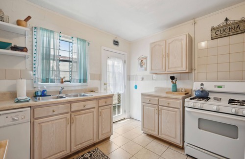 Historic Downtown Savannah Casa | 2BR Historic & Walkable Duplex near Forsyth Park