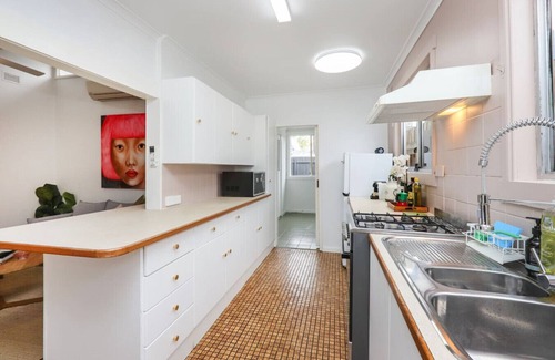 Yarraville Casa | 2BR Home with Private Backyard, Free Parking, Fast Wi-Fi - 3-Min Walk to Yarraville Village