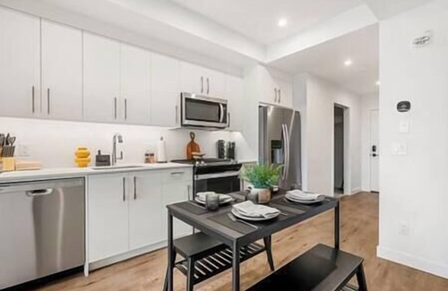 Kensington Apartamento | 2BR in Kensington w/King Bed, Parking + AC