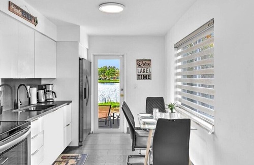 Davie Casa | 2BR Lakeside Getaway - Peaceful Waterfront Stay