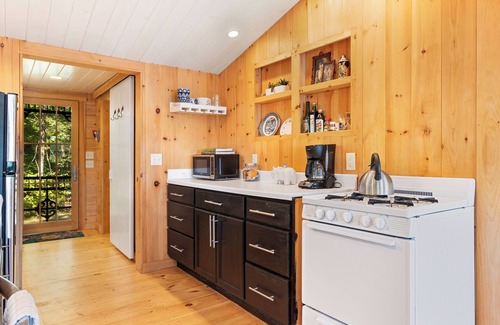 Nobleboro Cabina | 2BR Maine Camp with Dock, Lake Access & Air Conditioning