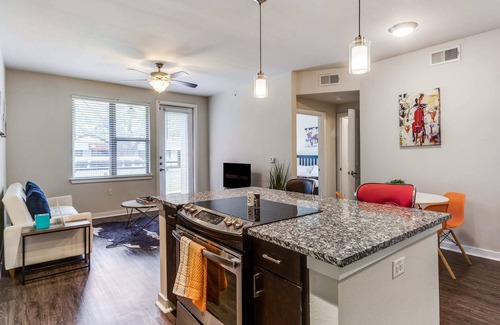 West Congress Apartamento | 2BR Modern SoCo CozySuites w/ 2 Pools! #06