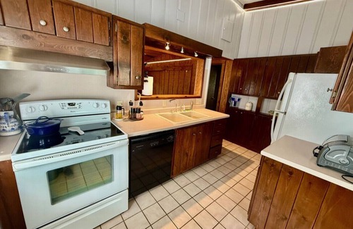 Winston - Salem Casa | 2BR Quiet Cottage- Walk to Wake Forest University