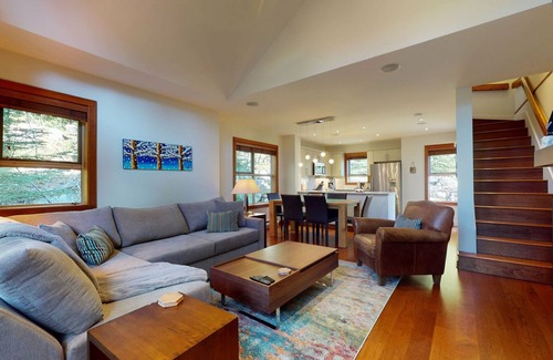 Blackcomb Casa | 2BR | Treeline - Benchlands | Dog Friendly | Ski-in Access | Free Parking