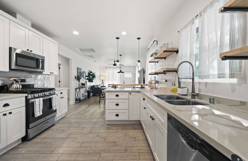Central Sacramento Casa | 2BR Urban Retreat w/ Netflix & Laundry, near DT Sac
