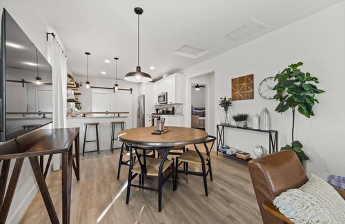 Central Sacramento Casa | 2BR Urban Retreat w/ Netflix & Laundry, near DT Sac