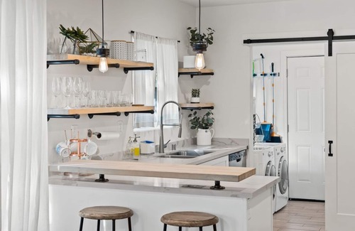 Central Sacramento Casa | 2BR Urban Retreat w/ Netflix & Laundry, near DT Sac