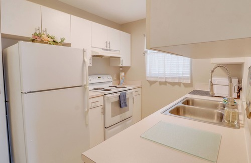 New Smyrna Beach Condominio | 2BR w/ Heated Pool, Kayaks & Beach Access