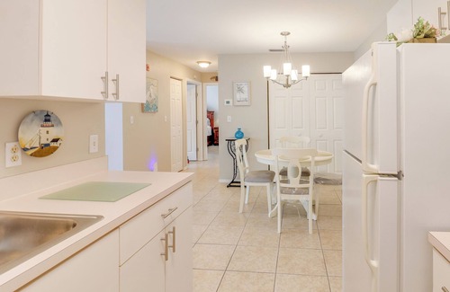 New Smyrna Beach Condominio | 2BR w/ Heated Pool, Kayaks & Beach Access