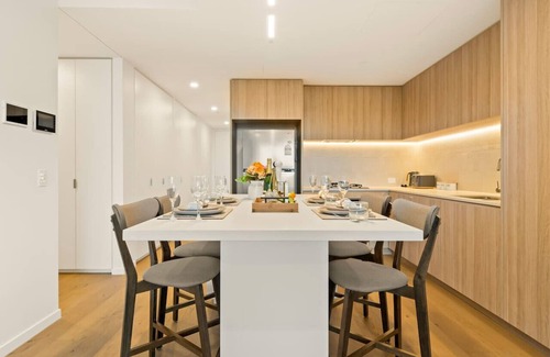 West End Apartamento | 2BR West End Apt w/ Parking Walk to Convention Ctr