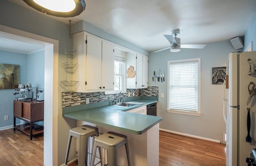 Ferndale Casa | 2BR with Pretty Art and Cinema Reclining Couches