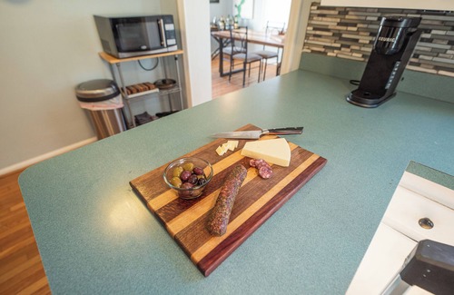 Ferndale Casa | 2BR with Pretty Art and Cinema Reclining Couches