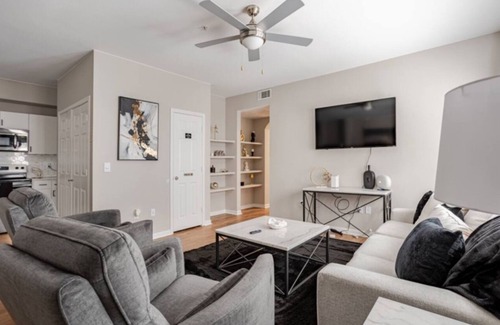 Downtown Oklahoma City Apartamento | 2BR2BA Luxury Apt in Bricktown,Walk to Riverwalk & OU Med Center w Gym & Pool