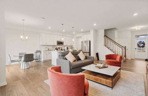 Fox Valley Casa | 2BStylish Townhome｜Garage Access｜Washer&Dryer｜Perfect for Long Stays! #42324