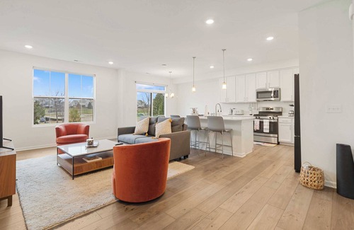 Fox Valley Casa | 2BStylish Townhome｜Garage Access｜Washer&Dryer｜Perfect for Long Stays! #42324