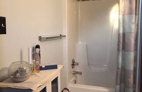 Milford Cama Y Desayuno | 2nd-floor guestroom with attached bath