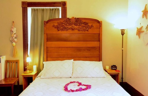 Moss Landing Hotel | 2nd floor(Upstairs /Level 01) - Historic House - Fireplace.