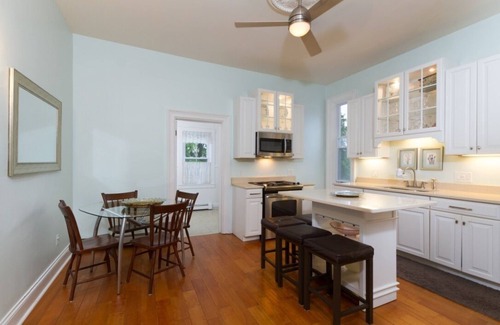 Fifth Ward Apartamento | 2nd Flr Unidad 2 dormitorios en finca histórica en Coggeshall Ave cerca de Newport Mansión