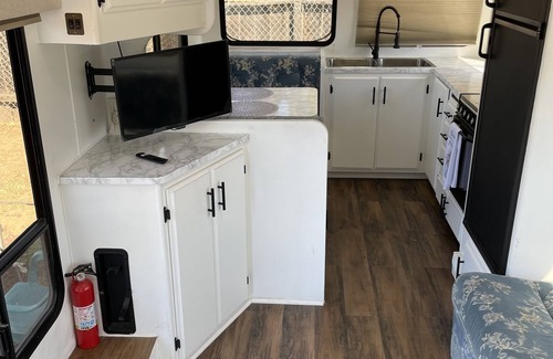 Moreno Valley Casa | 2RV/Stunning and comfortableCamper/ private/ freeparking/ internet and Netflix