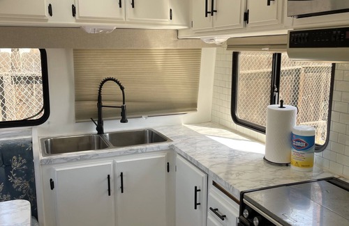 Moreno Valley Casa | 2RV/Stunning and comfortableCamper/ private/ freeparking/ internet and Netflix